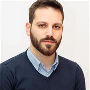Docente di materie scientifiche impartisce lezioni a studenti di scuole medie e superiori (chimica, matematica, geometria, algebra)